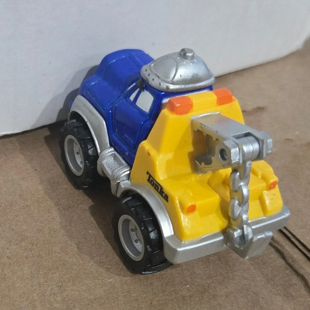 Tonka Chuck and Friends Tow Truck Blue Yellow Maisto Hasbro 2000 Diecast Toy